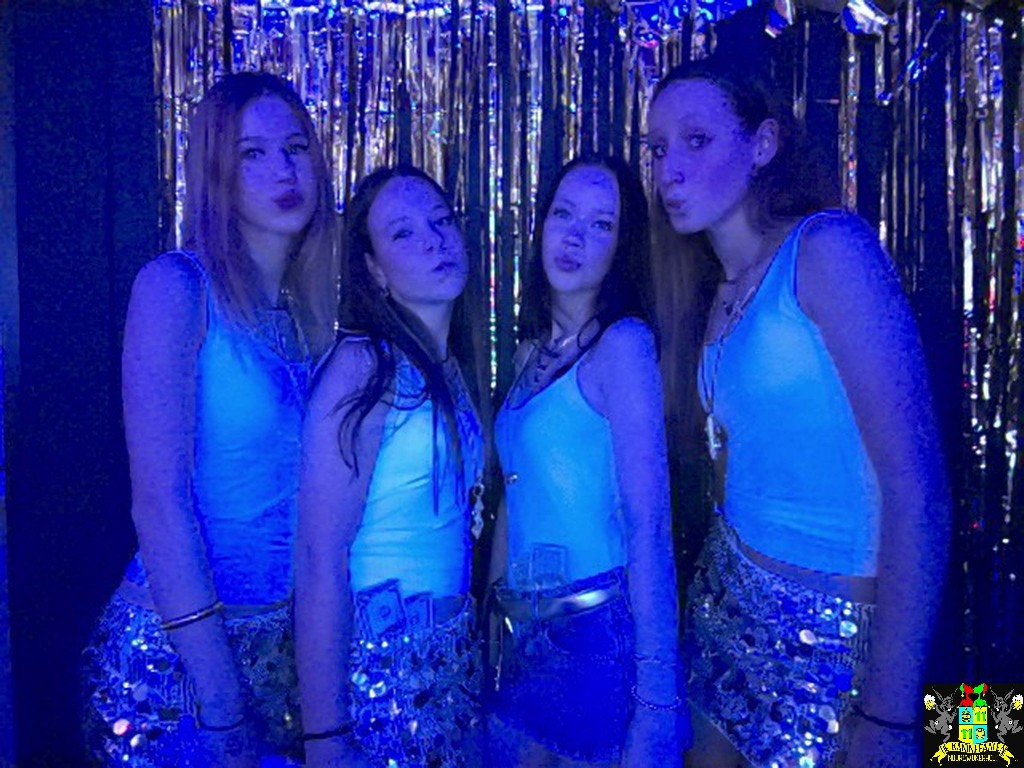 ../Images/Jeugd Opwarmbal Photobooth 058.jpg